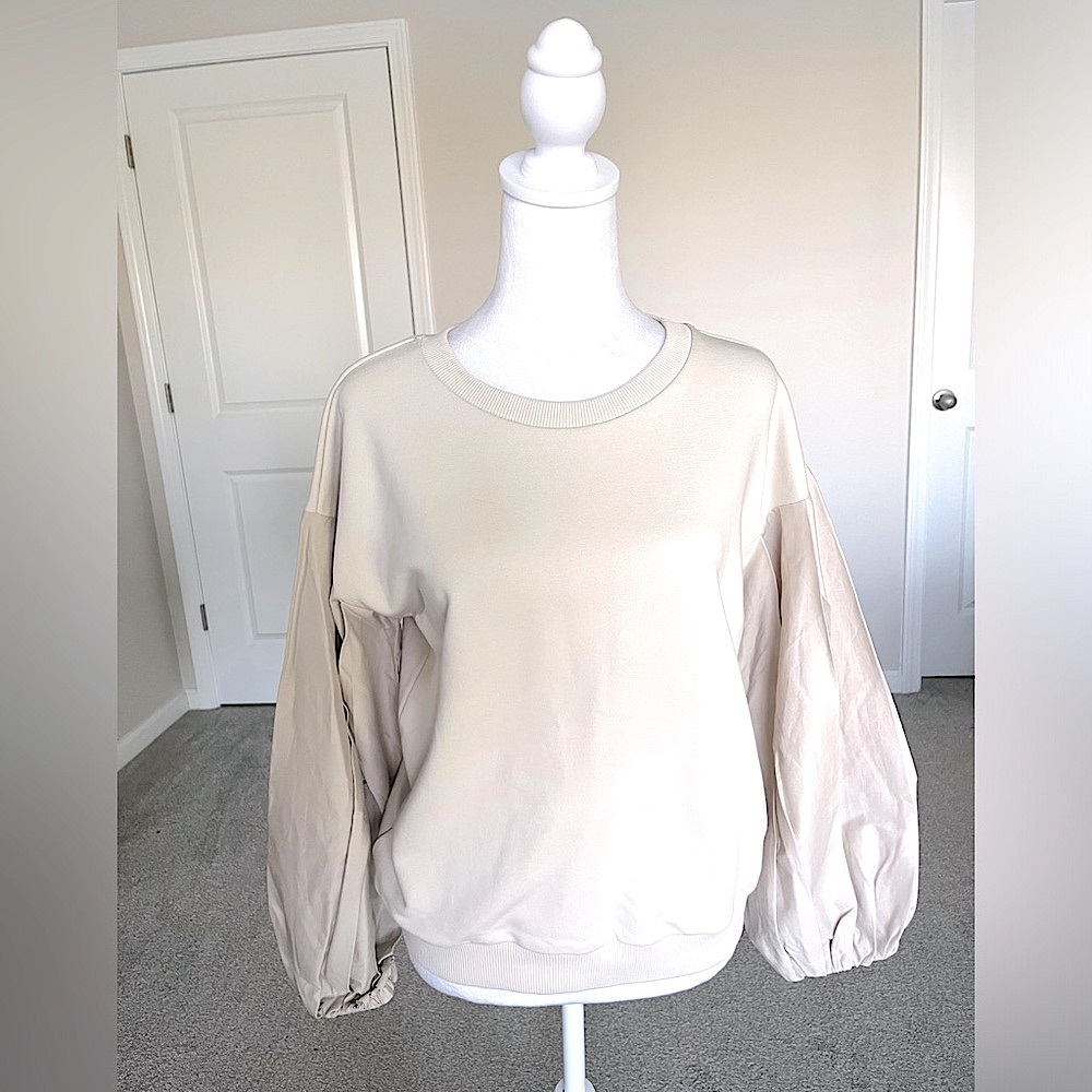 NWT Caractere Cream Puff Sleeve Top Size Small